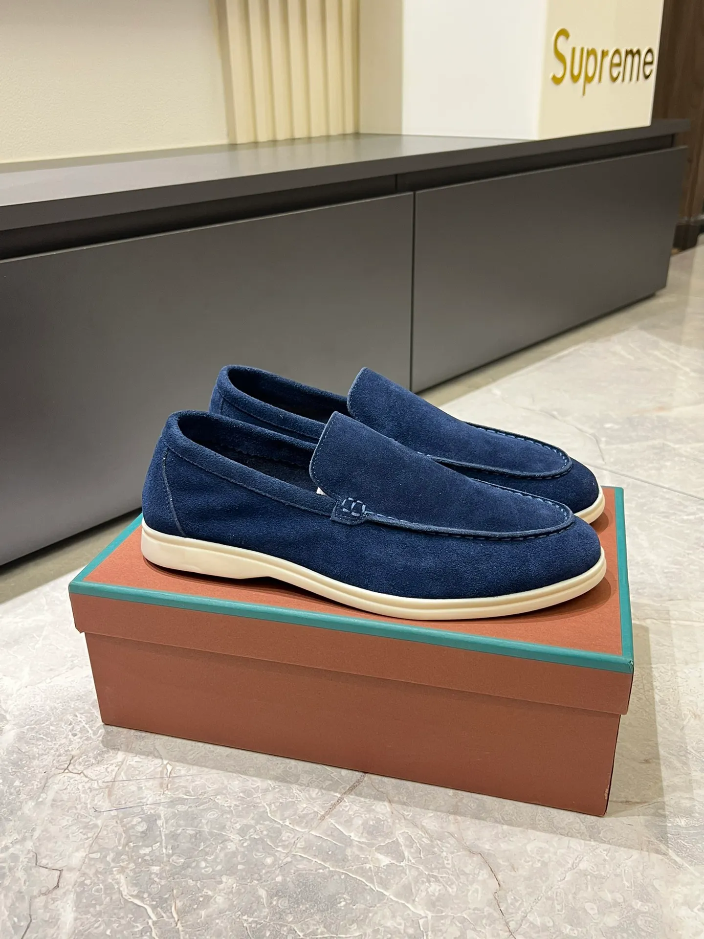Men's shoes 💰p360 "Loro men's shoes 💰pian'*" Classic L men's shoes for couples 💰p Top version British flat loafers, a must-have item in old money style, the minimalist design is eye-catching and durable, a plus point for dressing The soft foot feel and texture are outstanding. They don’t scratch your feet and are very nice. They are matched with soft and waxy soles. They can be worn daily for a long time without getting tired. They are easy to wear, versatile and classic items, with perfect foot feel and texture! Imported cashmere fabric, the lining is made of imported A-grade water-dyed cow lining, the top version of the genuine leather midsole is sewn with pure handmade mark thread! Size: Female 35-40 (34. Customized) Male 38-44 (45.46. Customized)